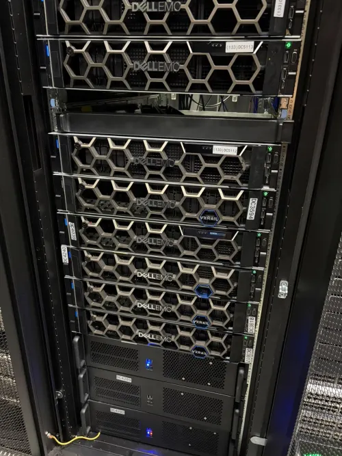 Kabinde sıralı yerleştirilmiş Dell EMC rack sunucular