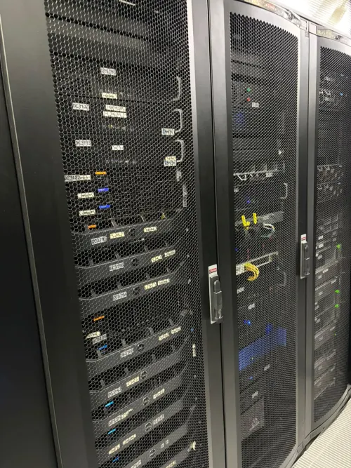 Rack kabin kapısının ardında etiketlenmiş sunucu kablolaması