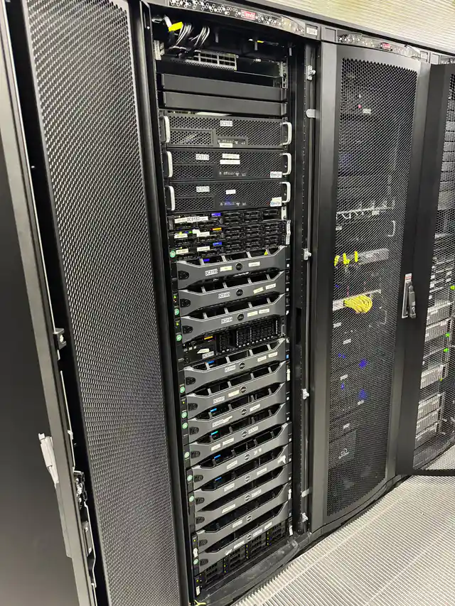 Datacenter rack ön görünüm
