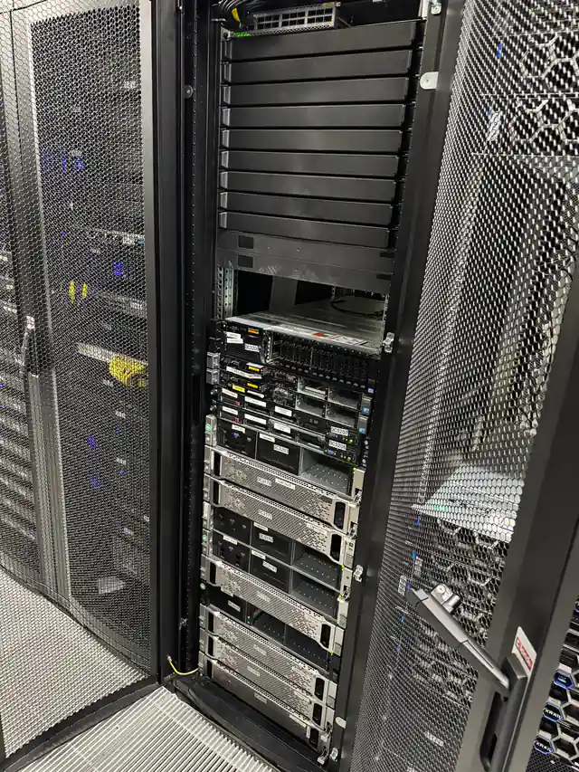 Datacenter rack açık görünümü