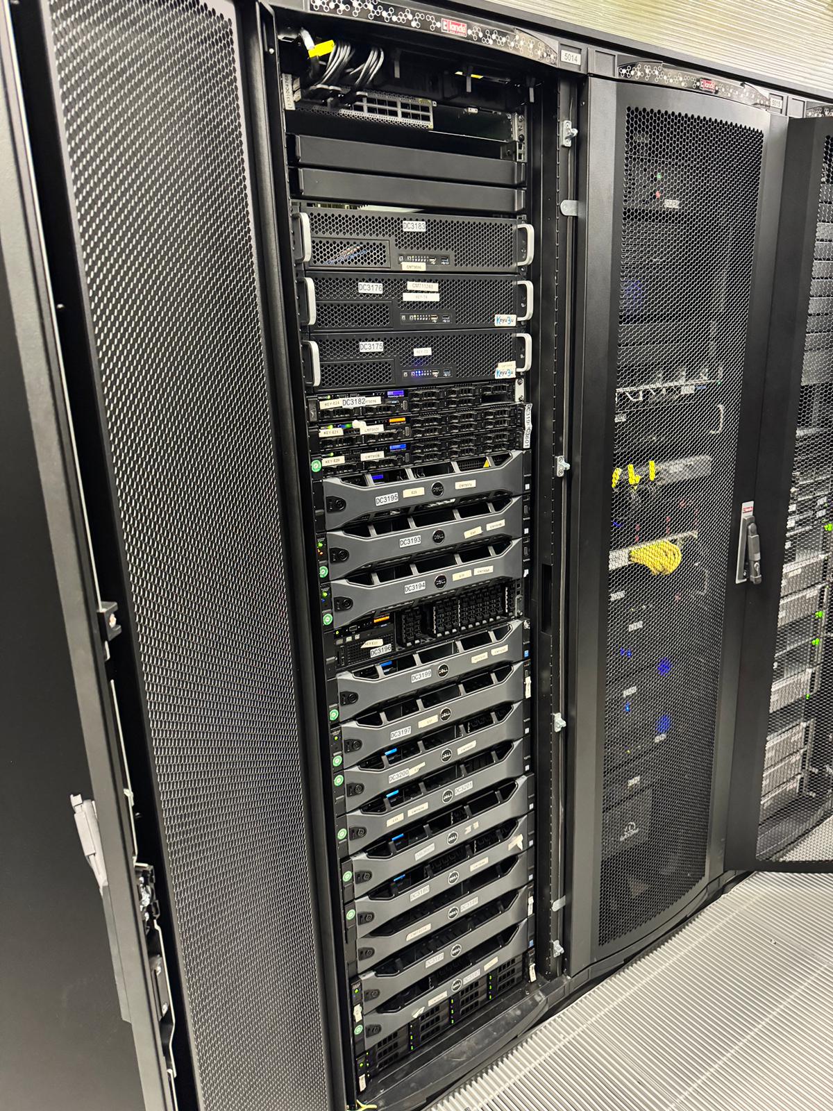 Datacenter rack ön görünüm