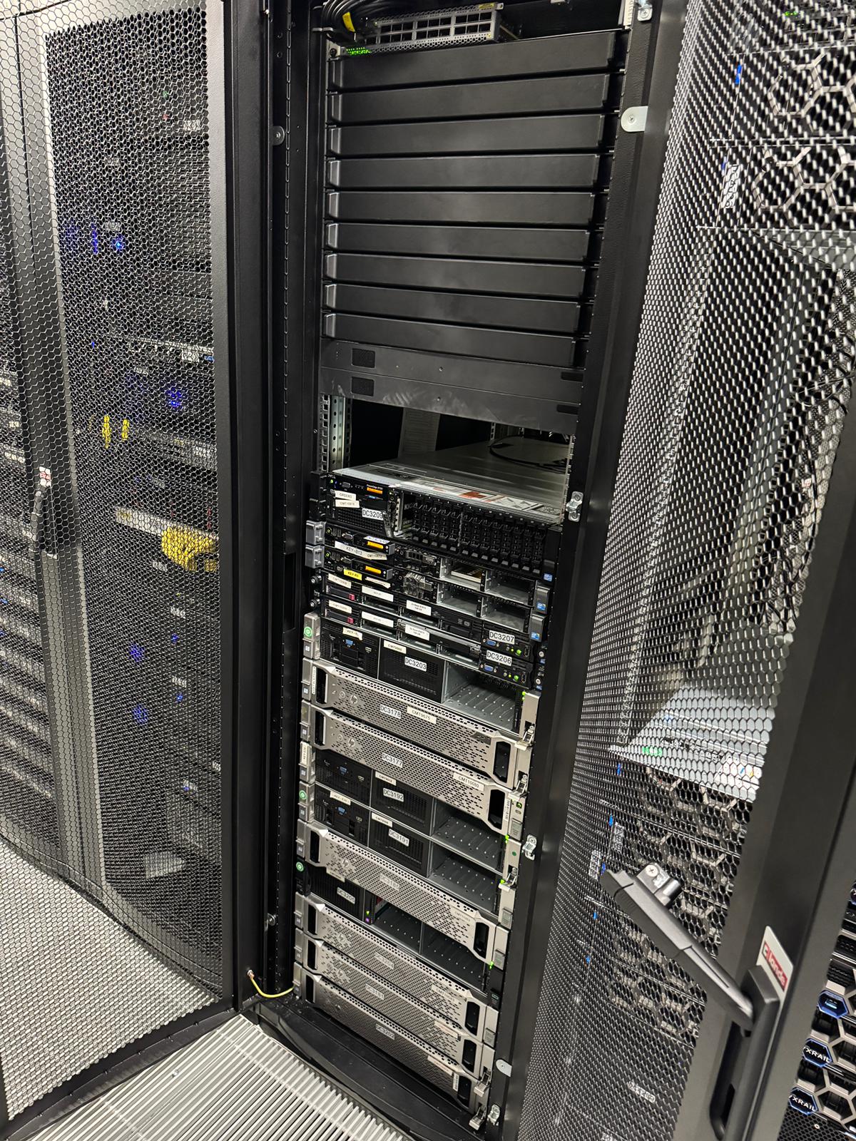 Datacenter rack açık görünümü